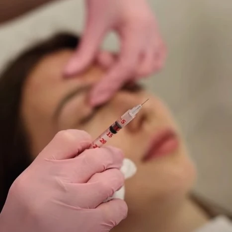 Kwas hialuronowy czy toksyna botulinowa – czym się różnią i kiedy który wybrać